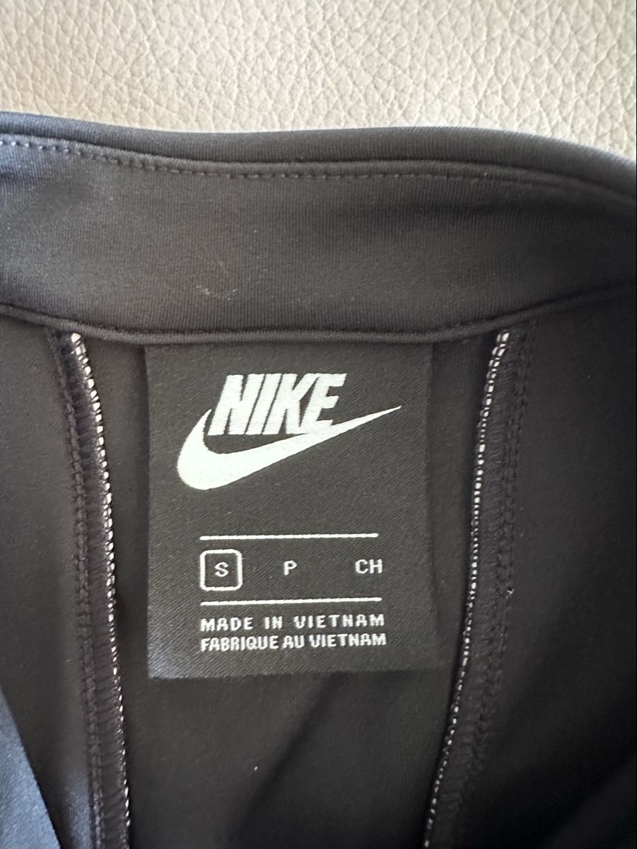 Nike Tops: Nike Sportswear Crop Top – Neuf (Voir description) à Zürich par Duki88 2