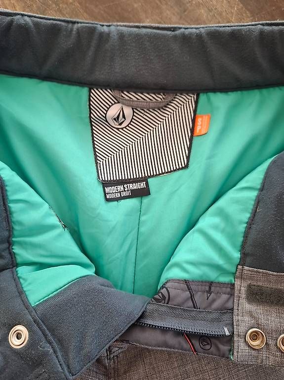 Hosen: Snowboardhose Damen, VOLCOM, hellgrau, S – Gebraucht aus Kirchberg SG von sba_6r6q 2