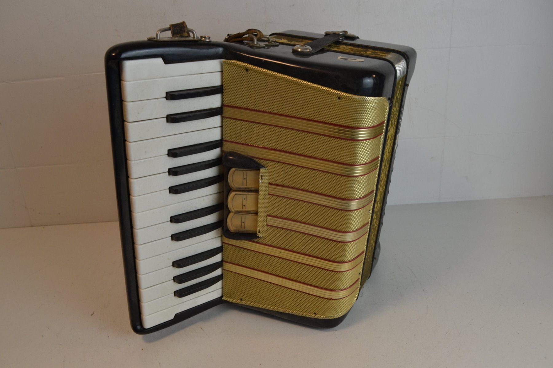 Hohner Musikinstrumente: Akkordeon chromatisch Hohner Concerto I – Gebraucht aus Zürich von Brockito 6
