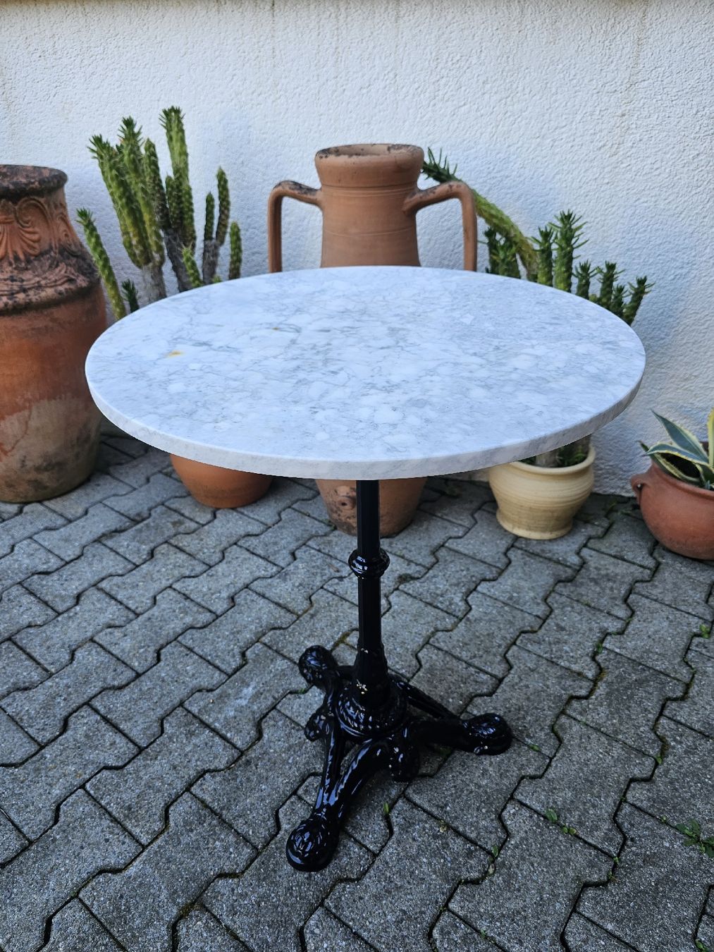 Set di tavolo e panche: Bistrotisch Marmortisch Metallstuhl – Usato da Villnachern venduto da hasta08 1