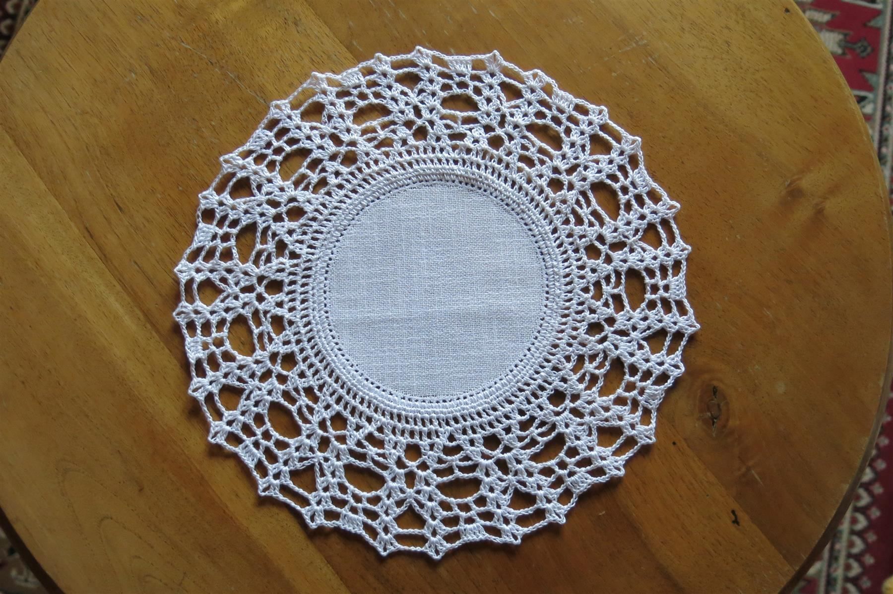Tutte le decorazioni: Rundes Häkeldeckchen ca 26 cm /weiss – Nuovo (secondo la descrizione) da Schaffhausen venduto da Espressoo7