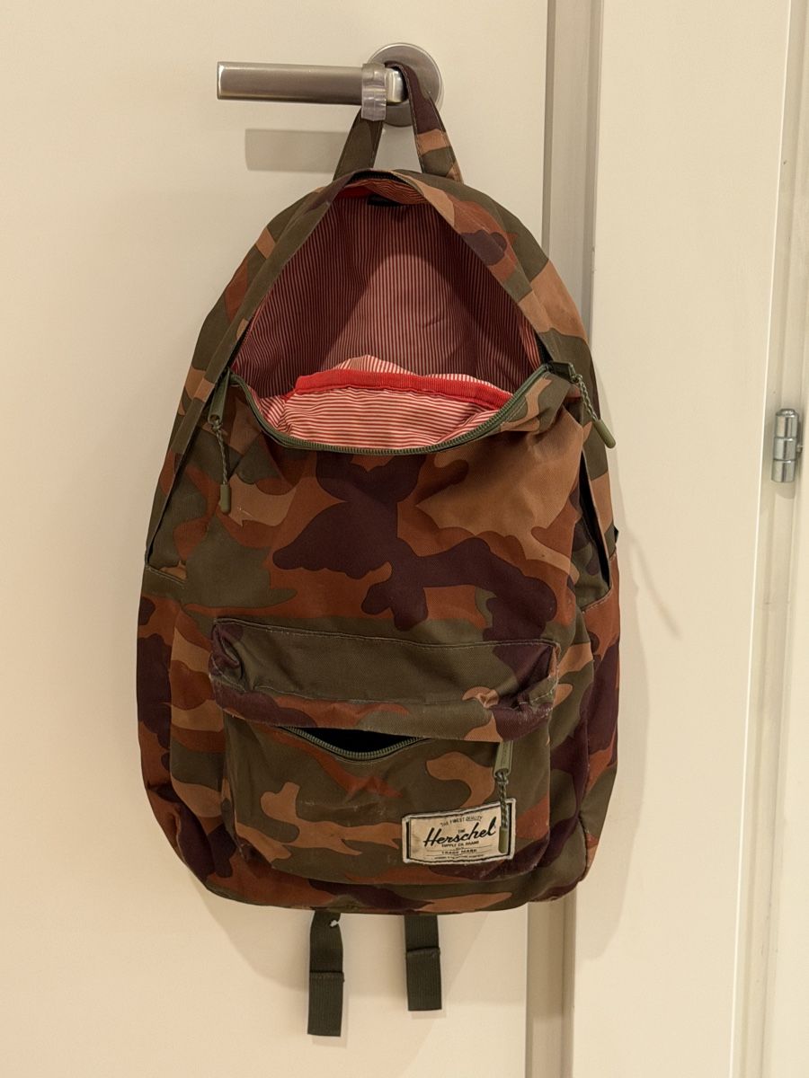 Herschel Zaini: Herschel Supply Co. Camo Backpack – Usato da Schaffhausen venduto da die_kb5d