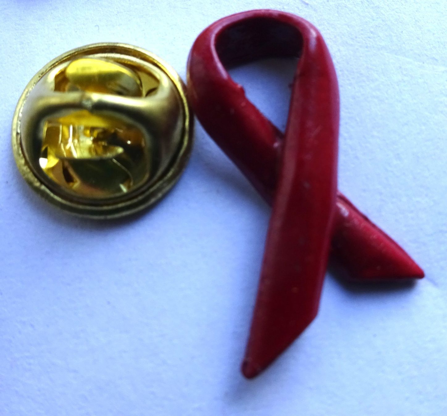Plaquettes & Badges: Pin rote SCHLAUFE  Aids – D'occasion à Utzenstorf par BUtter81