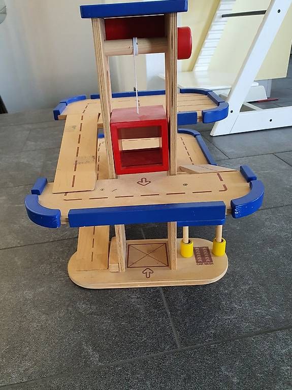Spielzeuge: Autogarage aus Holz mit Lift – Gebraucht aus Waltenschwil von ginola_23 3