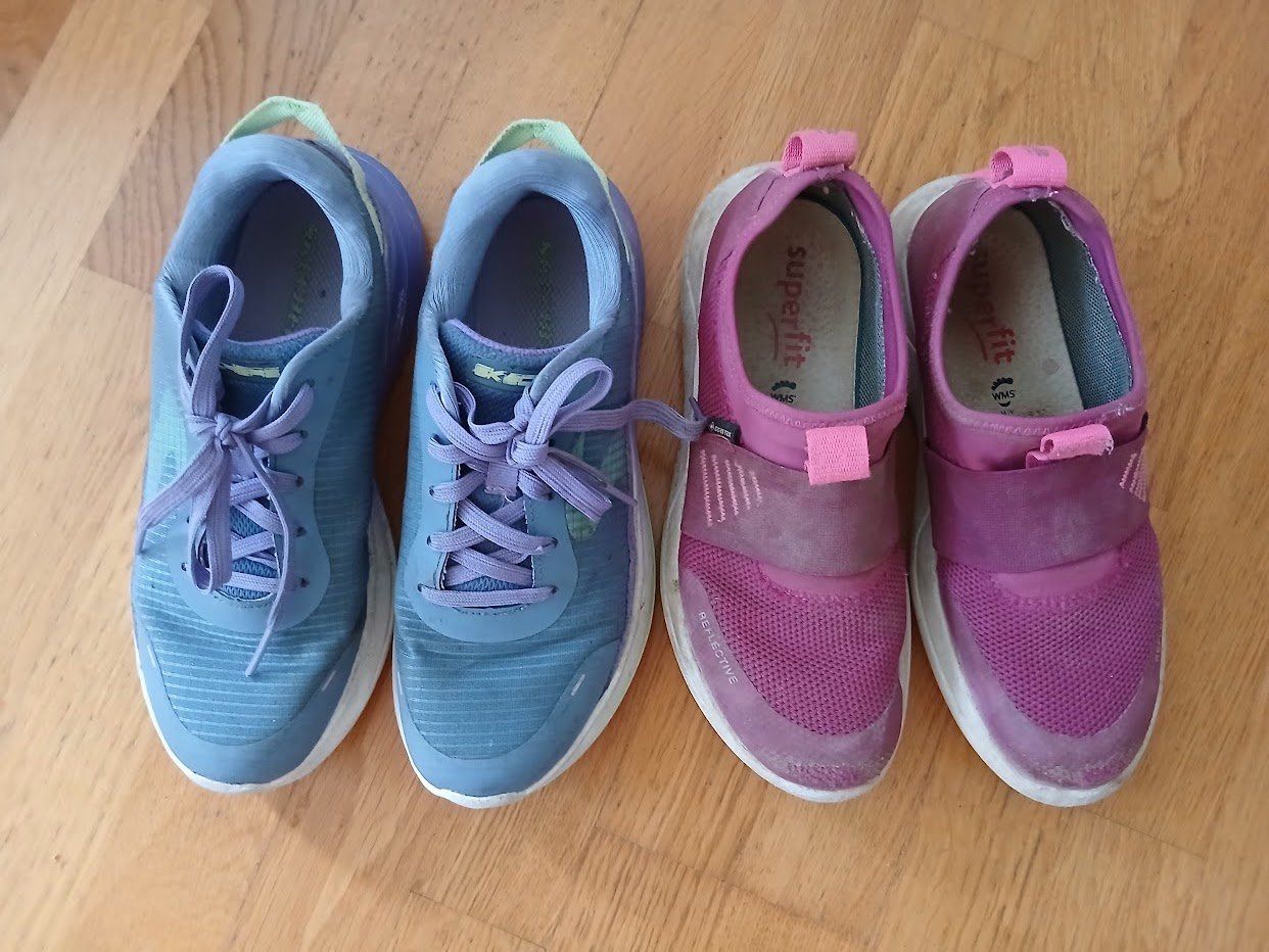 Scarpe per ragazze: Zwei Paar Schuhe – Usato da Dübendorf venduto da Fip05