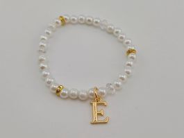 Damenarmband Acryl-Perlen Weiss mit Buchstaben Charm "E"