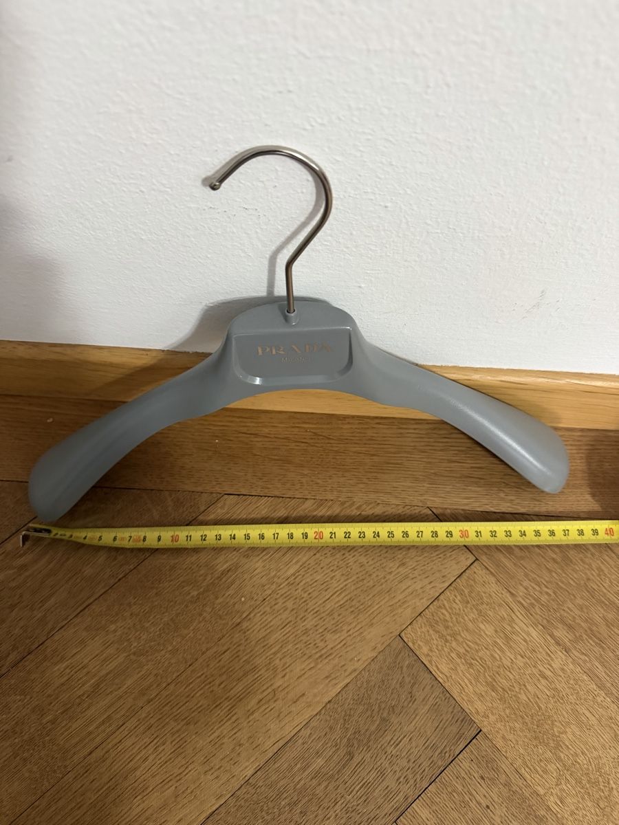 Kleiderbügel: Gruccia appendiabiti Prada colore grigio originale – Gebraucht aus Lugano von can_xdd8 1