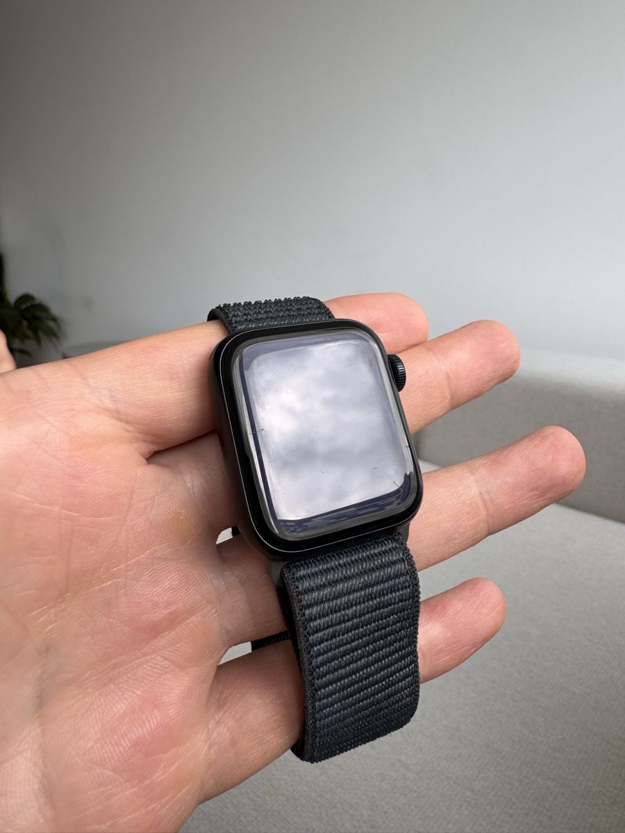Apple Smartwatch: Apple Watch SE 40mm Case - Aluminium – Usato da Zürich venduto da jng_gtm9