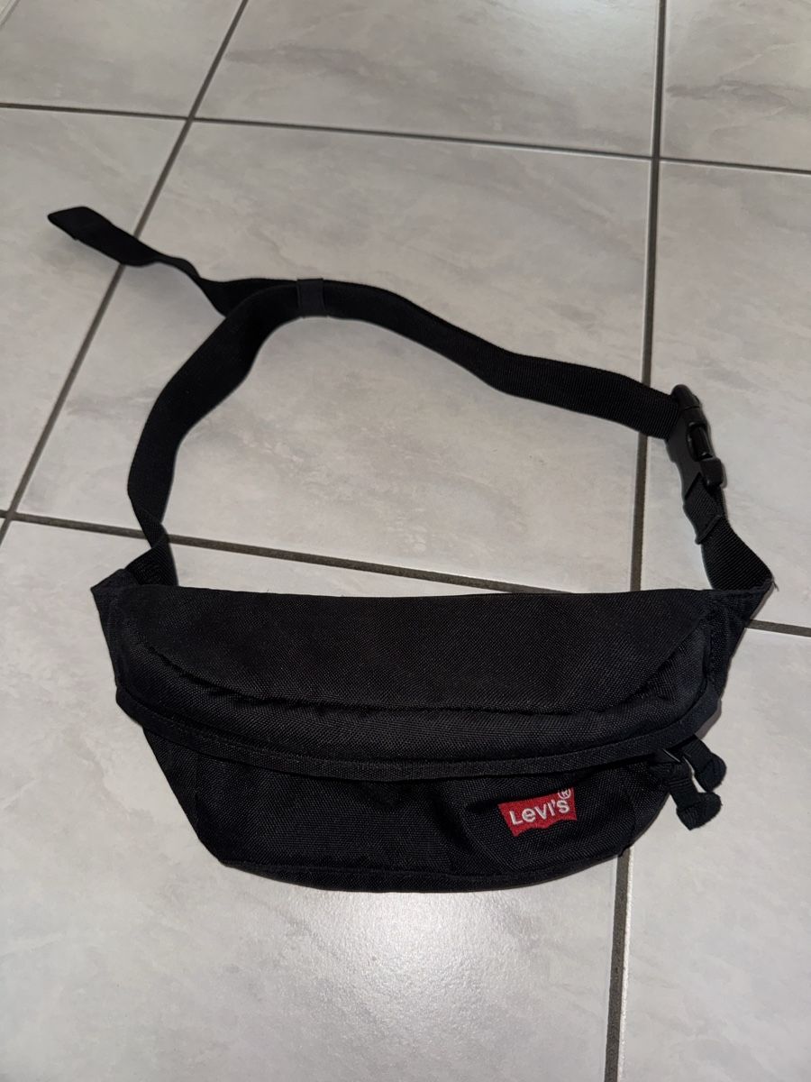 Levi's Taschen: Schwarze Levi's Bauchtasche – Neu (gemäss Beschreibung) aus Hergiswil NW von kaufe_bei_kaufmann