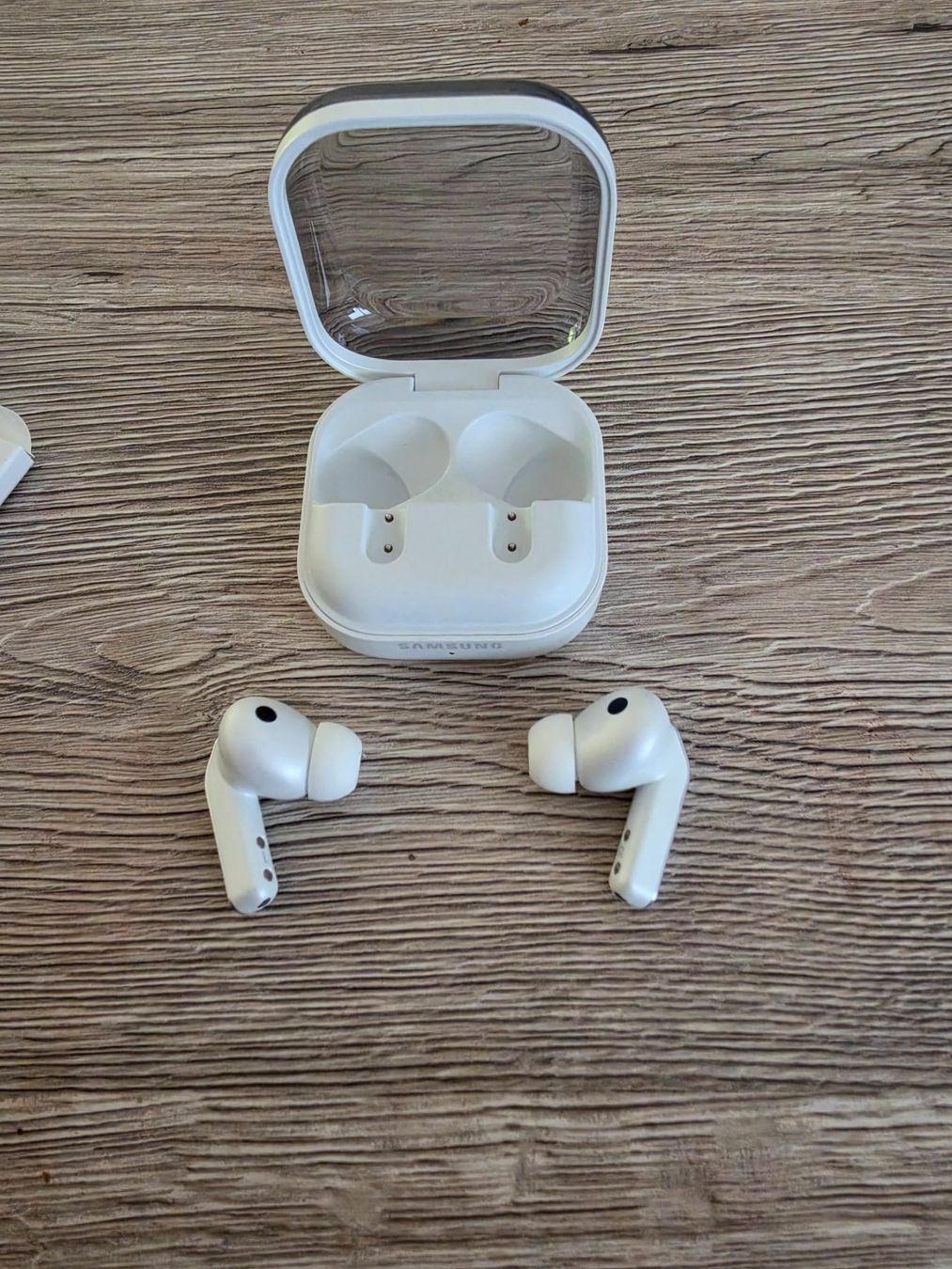 Samsung Cuffie: Samsung Galaxy Buds 4 Pro – Nuovo (secondo la descrizione) da Baden venduto da robert103 1
