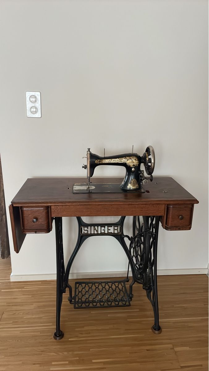 Singer Machines à coudre: Singer sewing machine with wooden table acceptable – Défectueux à Zürich par BlancaL 4