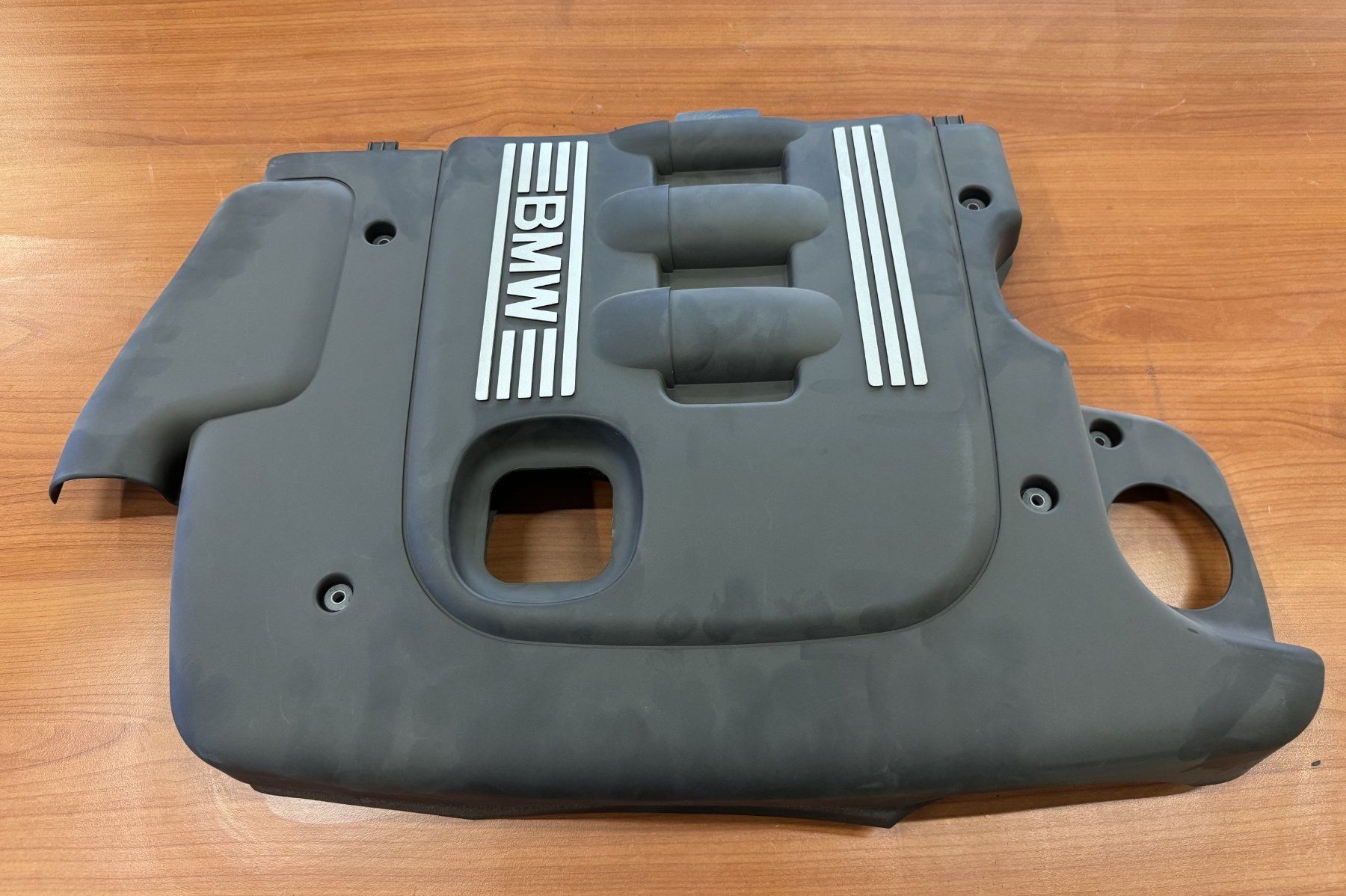 BMW Tutti pezzi di ricambio auto: BMW série 5 E60-E61 et X3 E83 cache moteur – Nuovo (secondo la descrizione) da Satigny venduto da rfo59