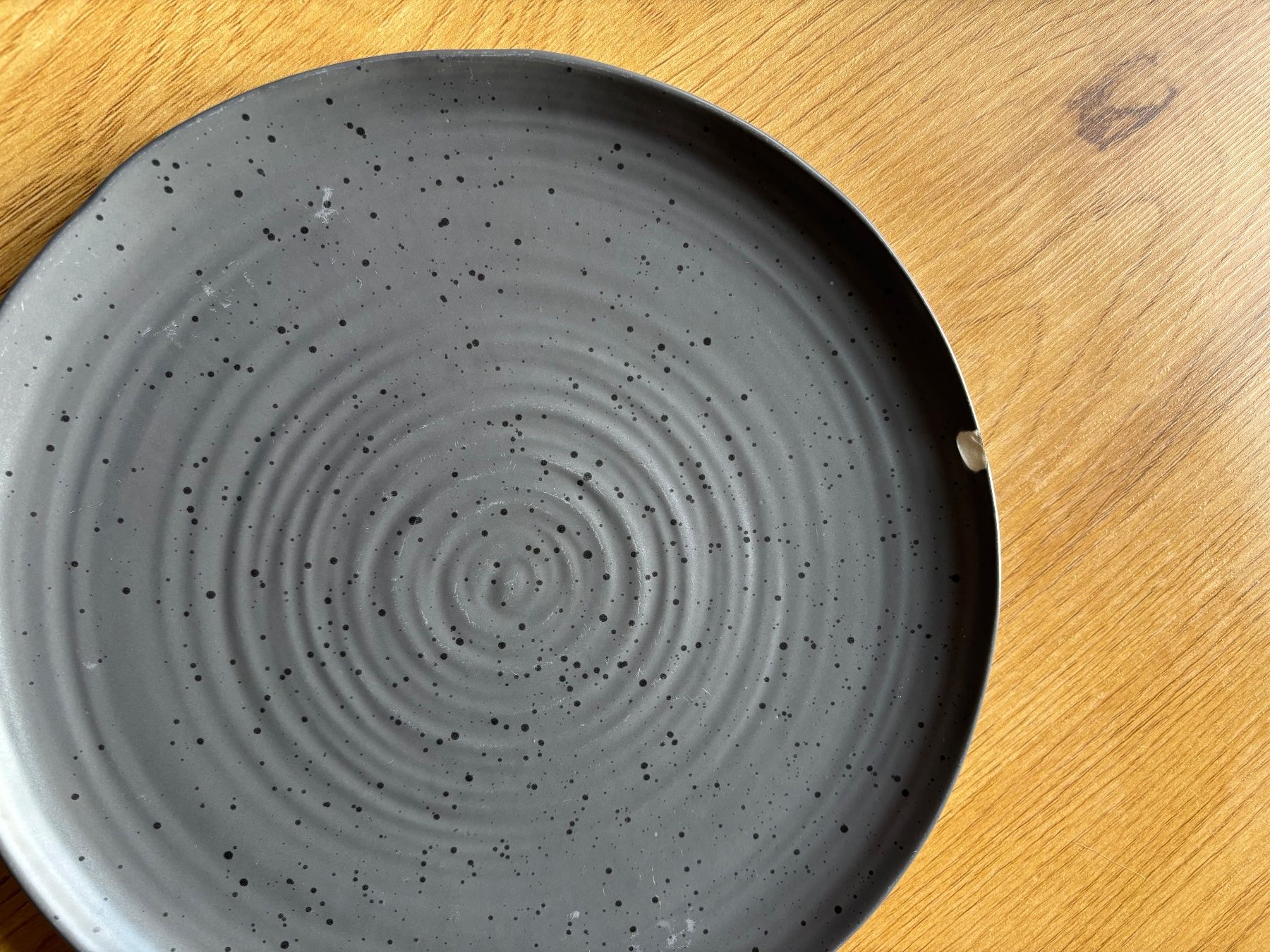 Set di piatti: Modern Grey Tableware Set with 8 Plates (4 Large, 4 Small) – Usato da Zürich venduto da cha_jz8q 7