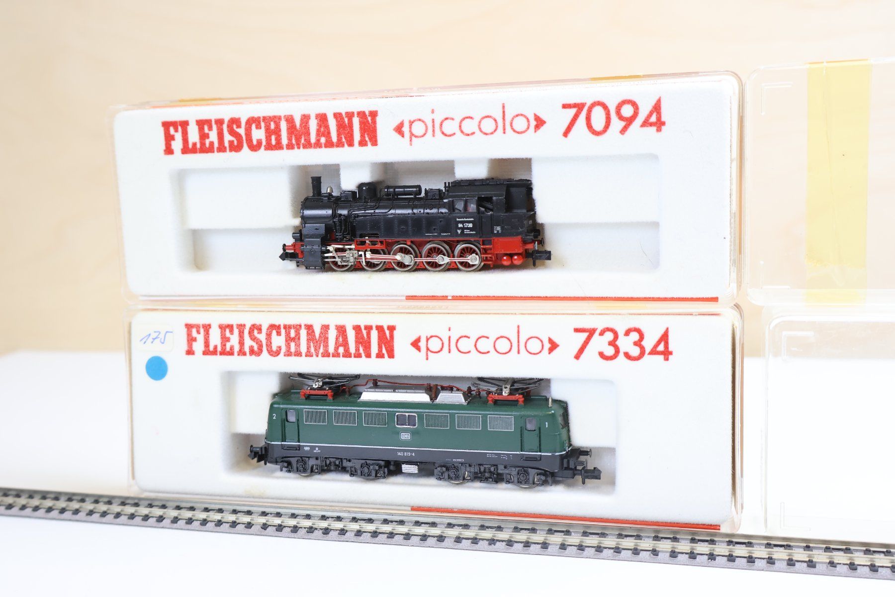 Fleischmann Modellini di ferrovie: Fleischmann Doppelpack Dampflok 7094 & grosse E-Lok 7334 - N – Usato da Winterthur venduto da Monstera 2