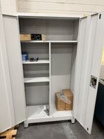 Metallschrank / Garderobenschrank mit Kleiderstange und Fach