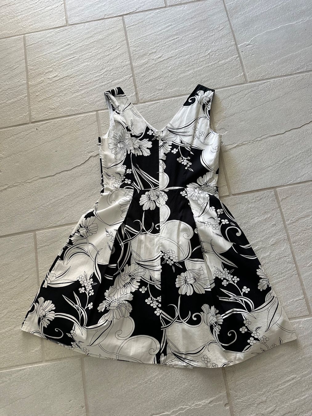 C&A Kleider: Kleid mit Blumenmuster Schwarz Weiss – Gebraucht aus Pfäffikon ZH von bingo74 1