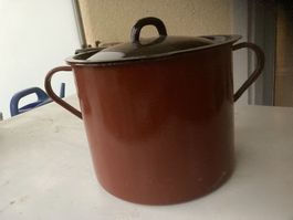 Braun emaillierte Pfanne mit schwarzem