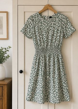 Robe fleurie verte et blanche Taille S ✨