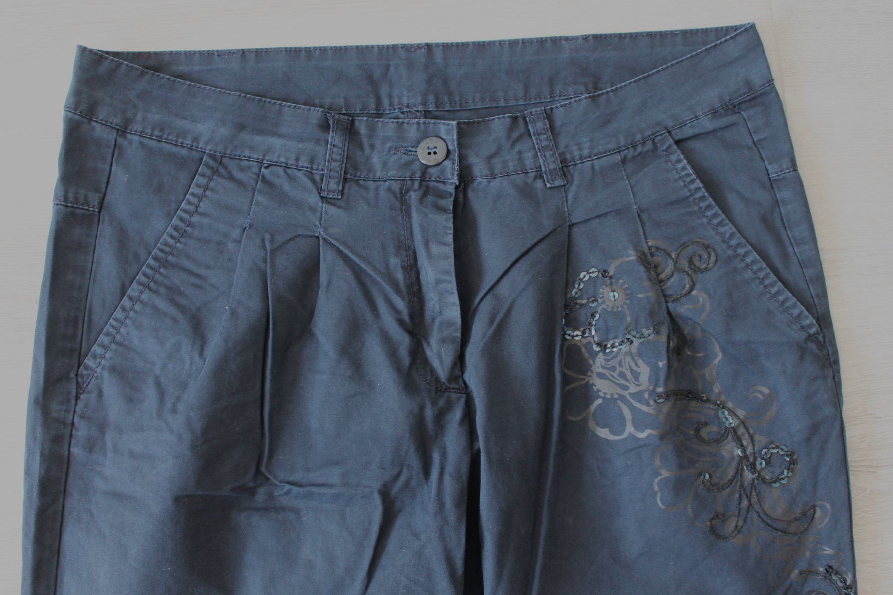 Desigual Pantaloni: Pantalon DESIGUAL taille 40 – Usato da Chez-le-Bart venduto da jasse