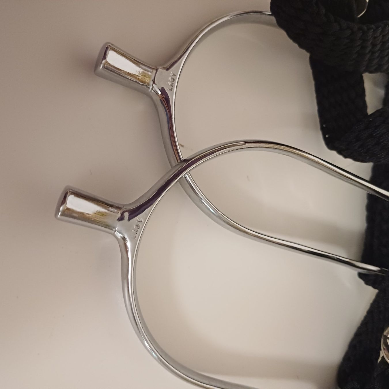 Selle & Accessori: Éperons de cheval argentés avec courroies noires – Usato da Villeneuve VD venduto da vog_yc5s 1