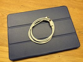 Apple iPad A1893 Tablet mit Hülle und Kabel gebraucht