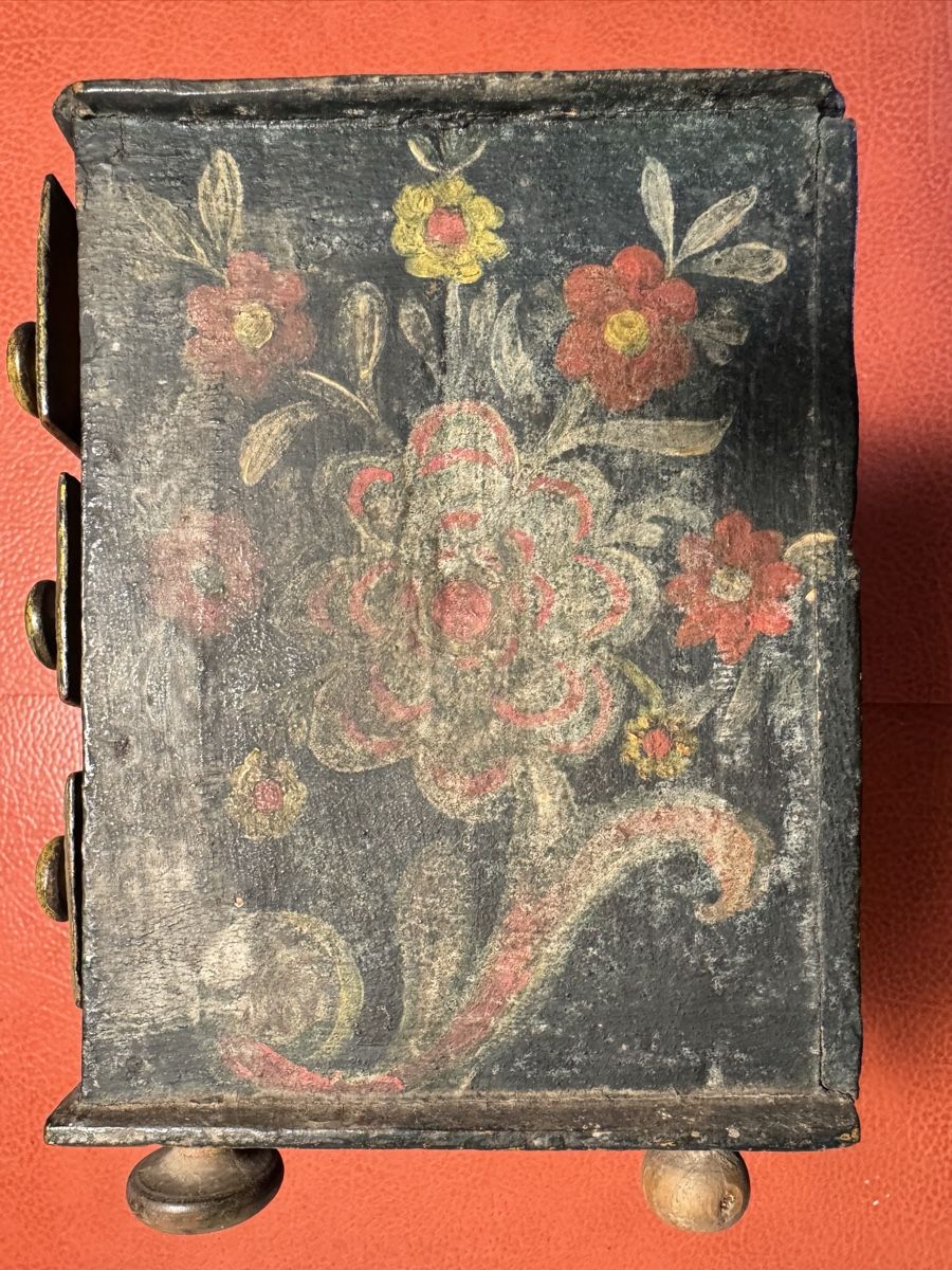 Cassettiere: Modell einer alpenländisch gefassten Kommode um 1800 – Usato da siebnen venduto da minte 4