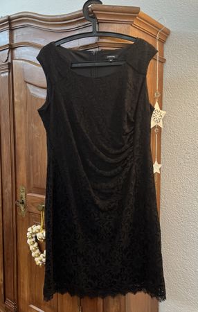 Kleid aus Spitze Comma