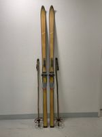 Ski (D 2), Deko Holzski mit starken Stöcken