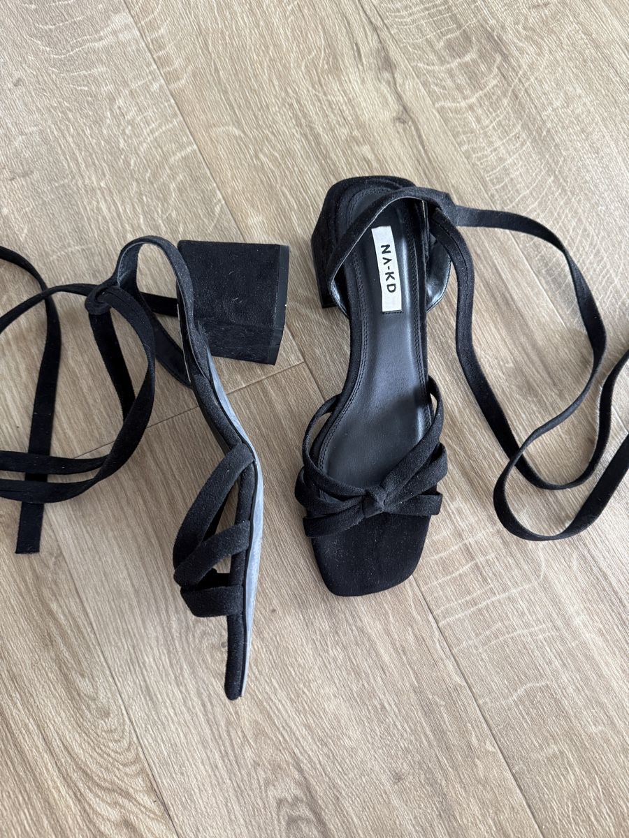 Na-kd Chaussures femmes: Sandalen NA-KD schwarz Grösse 39 – D'occasion à Zihlschlacht par momerlino 1