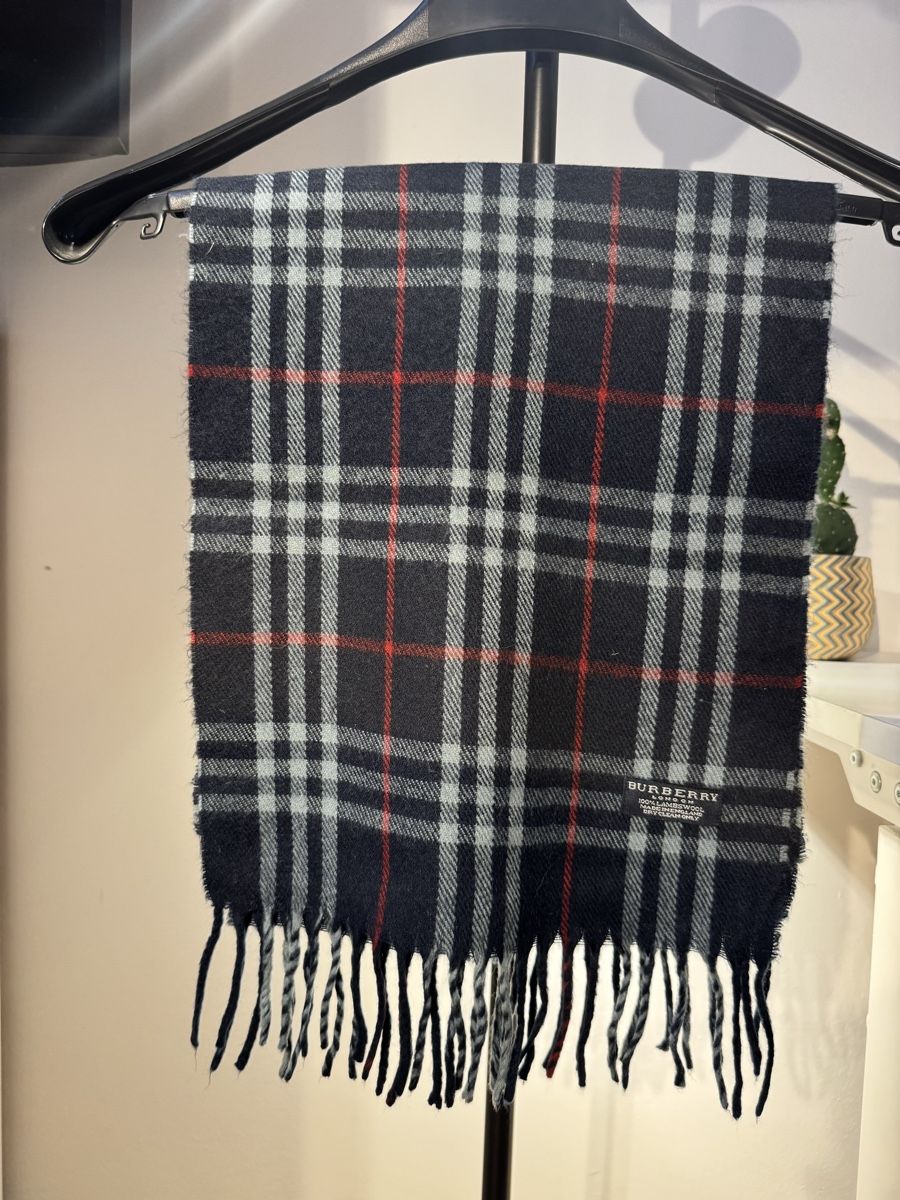 Burberry Foulard & Sciarpe: Écharpe Burberry originale – Usato da St-Maurice venduto da Nikitas_P 2