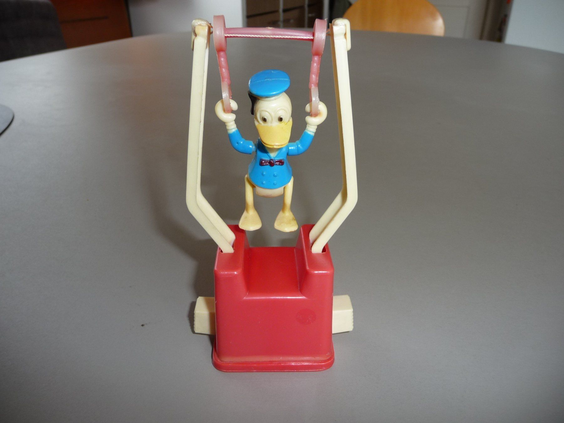 Disney Statuette: Donald Duck am Turngerät  alt – Usato da Neftenbach venduto da sorge