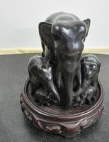 Titel: Elefantenfamilie aus Ebenholz – geschnitzte Skulptur,