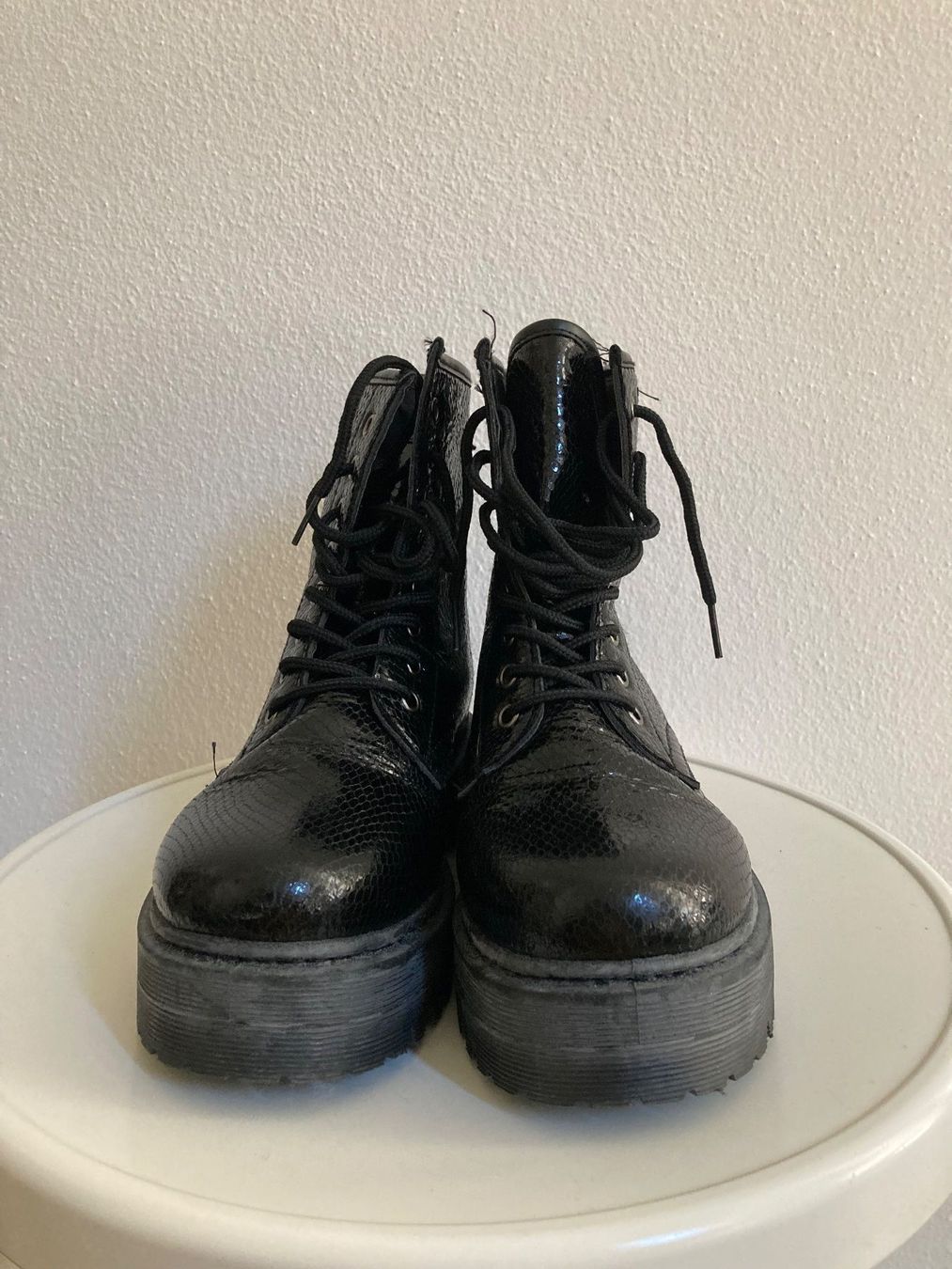 Scarpe da donna: Stiefeletten mit Plateausohle – Usato da Brione Verzasca venduto da pulci22 1