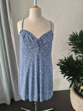 Trägerkleid blau mit weissen Blumen, Gr. L