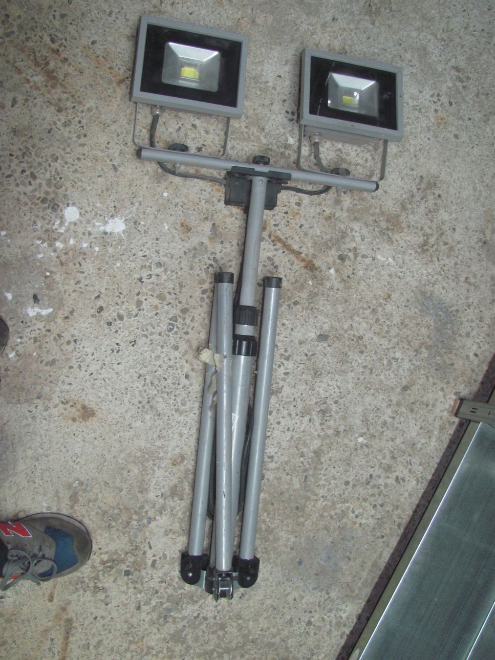 Lampes: LED Doppel Bauscheinwerfer Stativ Scheinwerfer Baustrahler – D'occasion à Malters par monarkli