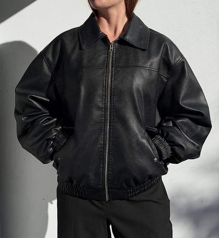 Vestes: Schwarze Bomberjacke in Lederoptik – D'occasion à Meggen par gia_wz2q 1