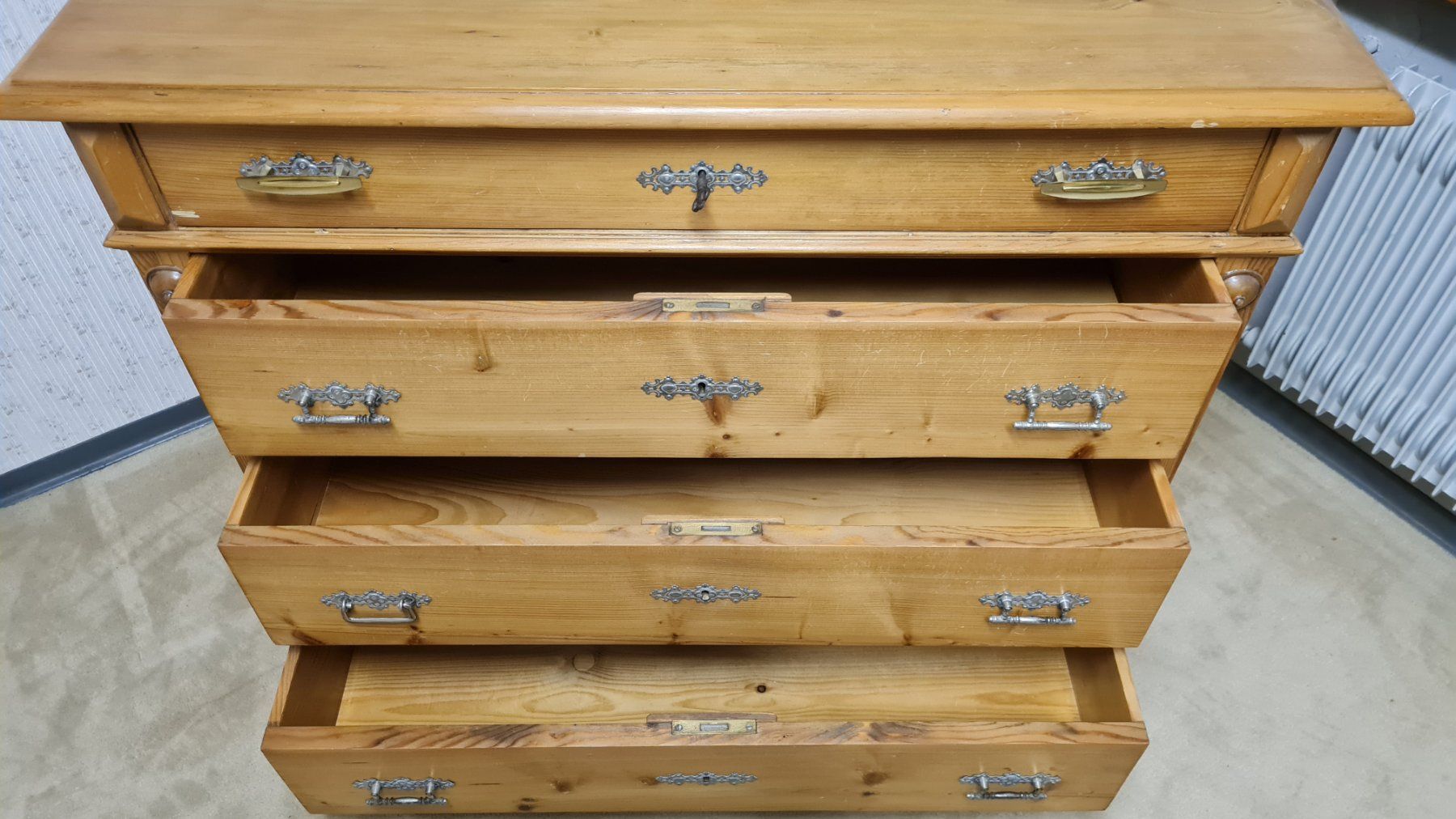 Kommoden: alte schöne Schubladen Kommode – Gebraucht aus Gossau SG von  3