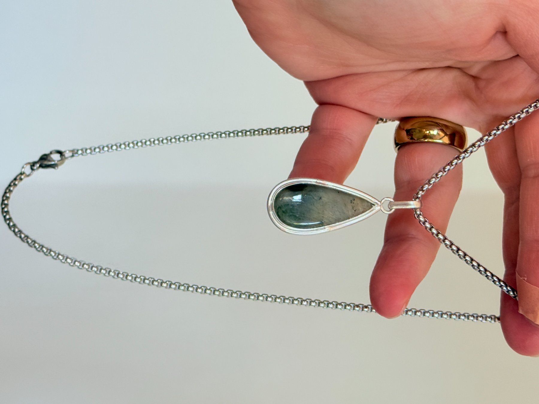 Ketten: Collier élégant avec pendentif en pierre naturelle – Neu und originalverpackt aus Genève von AGBERG 7