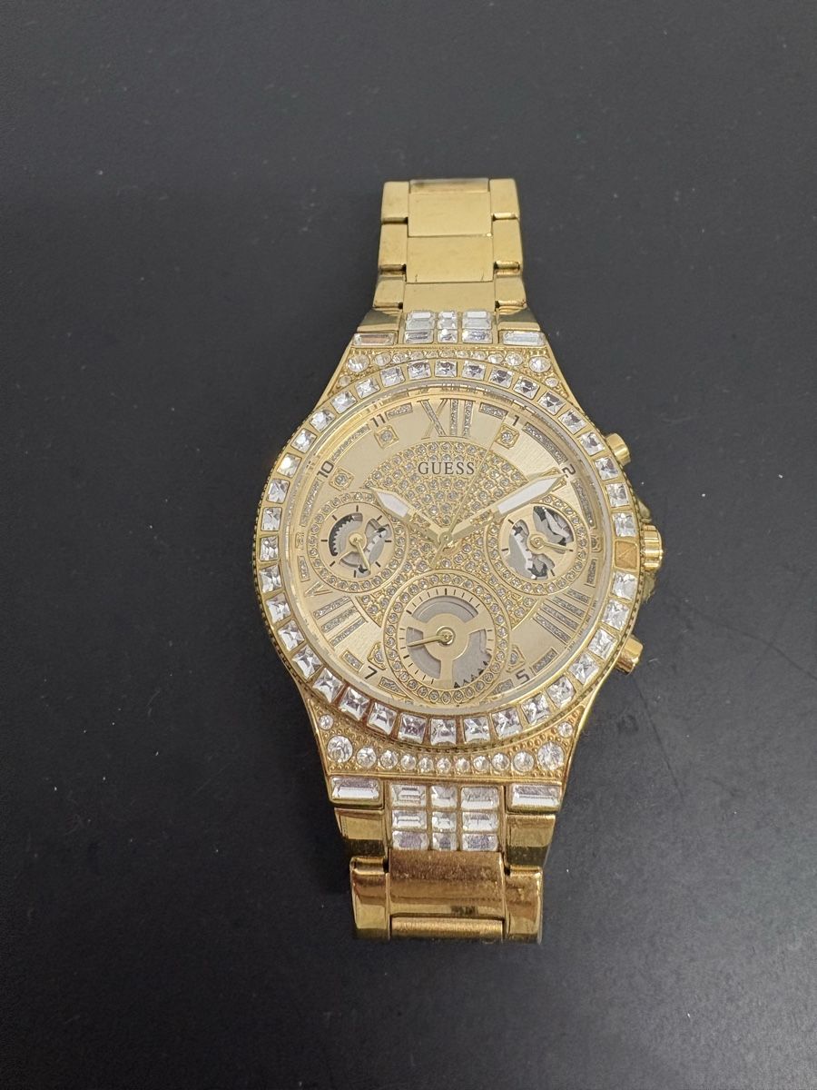 Guess Uhren: Guess Damenuhr Moonlight Gold mit Strass – Gebraucht aus Regensdorf von secondchancefashion