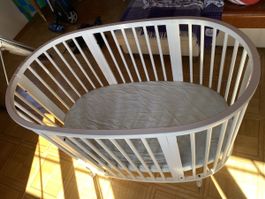 Stokke Sleepi Babybett weiss oval inkl. Matratze und Zubehör