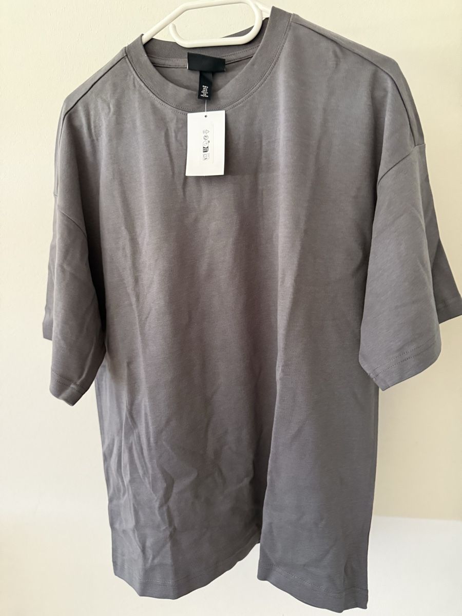 H&M T-shirt: T-shirt H&M Oversized  – Nuovo e nell'imballaggio originale da Monthey venduto da sen_6ckr