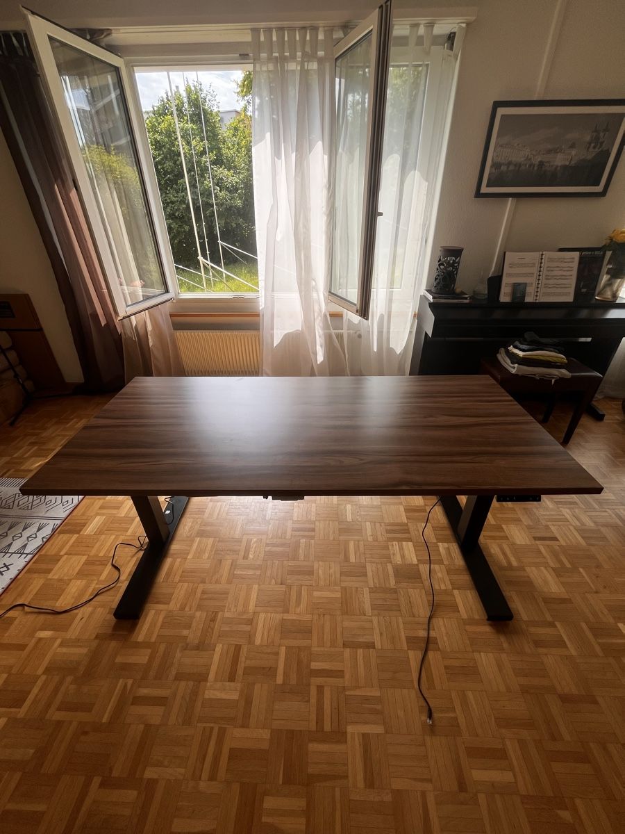 Tavoli: Standing Desk Walnut Finish Black Frame Excellent Condition – Nuovo (secondo la descrizione) da Zollikerberg venduto da Krystof.lenk
