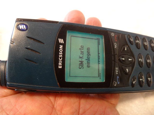 Ericsson Telefoni cellulari / Smartphones: ERICSSON ANTIK NATEL MIT LADEGERAT-LÄÜFT – Usato da zürich venduto da ahmad01 1
