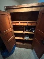 Antiker Schrank / Kleiderschrank aus Massivholz!