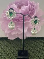 Elegante Ohrringe mit Perlen und grünen Stein 