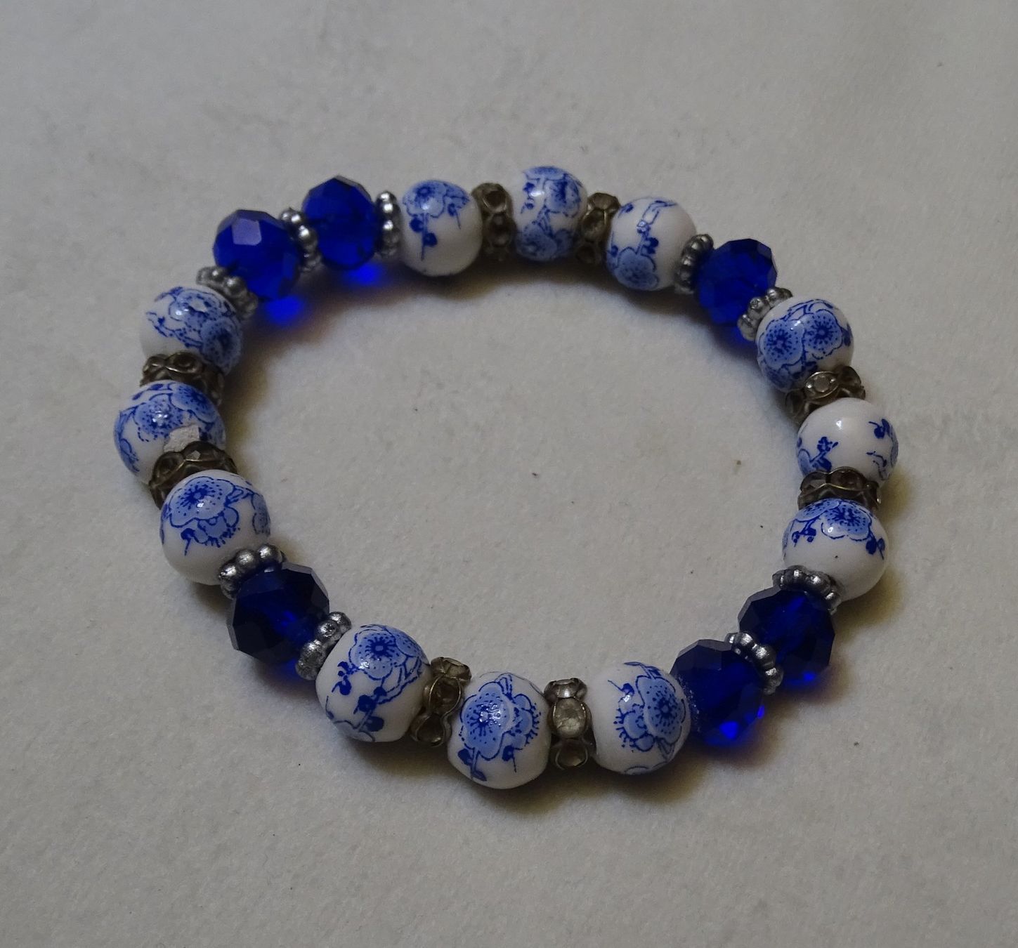 Bracciali & Braccialetti: ***TOP*** Armperlenkette Weiss-Blau Muster***TOP*** – Usato da Zofingen venduto da Felix459