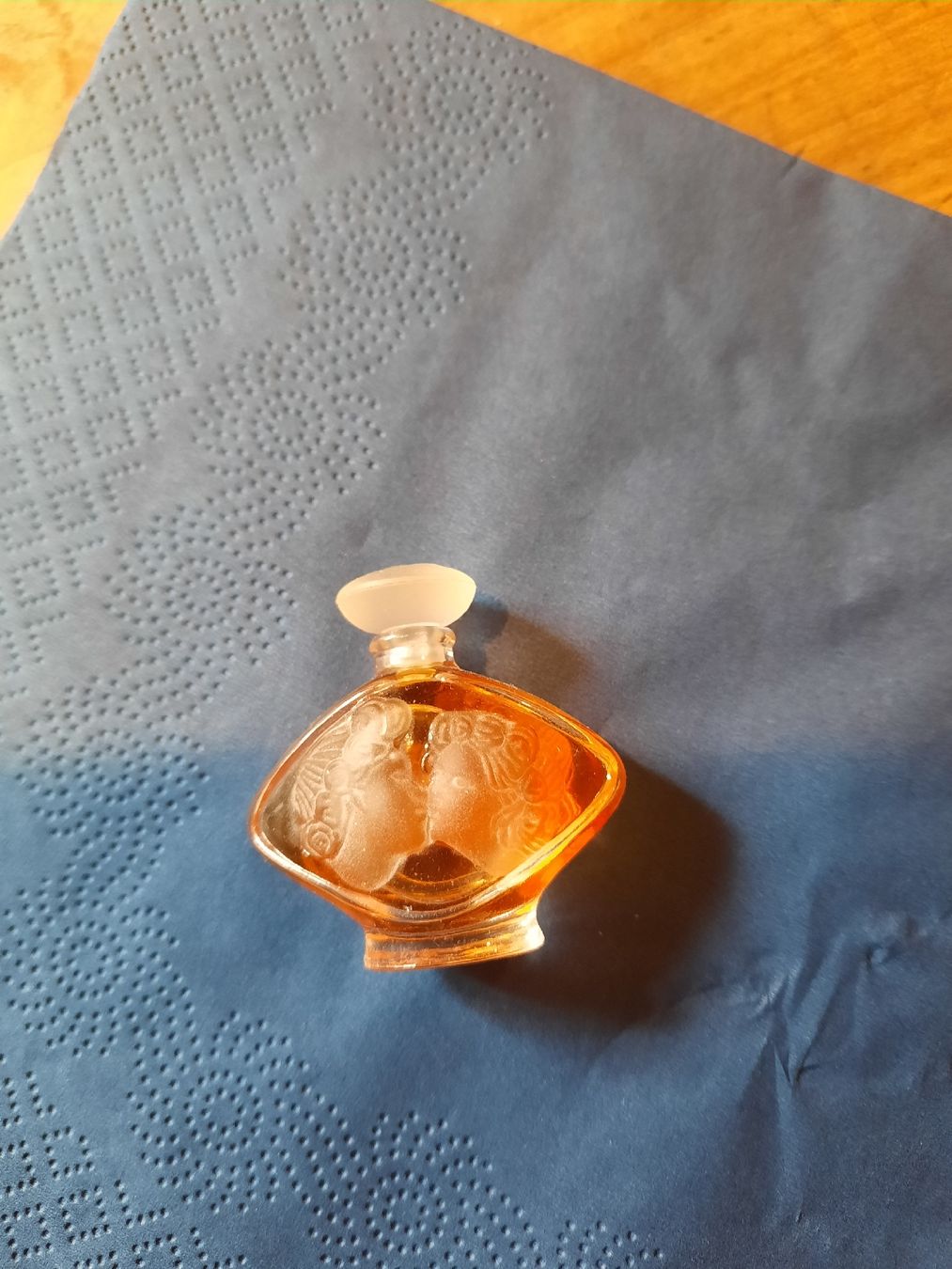 Lalique Profumi & Eau de Toilette: rares Parfummuster  LE BAISER  de LALIQUE – Usato da Busswil BE venduto da balu37