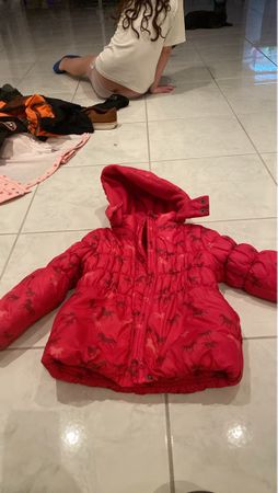 Rote Winterjacke mit Kapuze, Grösse110 Top Zustand