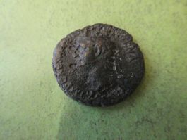 grosse uralte Bronzemünze  Kopf nach links   28 mm     7.67g