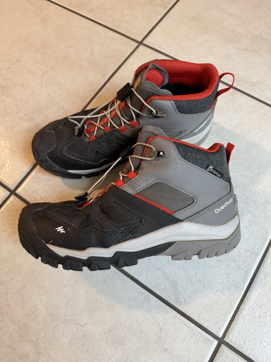 Decathlon Scarpe per ragazzi: Outdoorschuhe Quechua, Grösse 37 – Usato da Winterberg ZH venduto da Grischa78 2